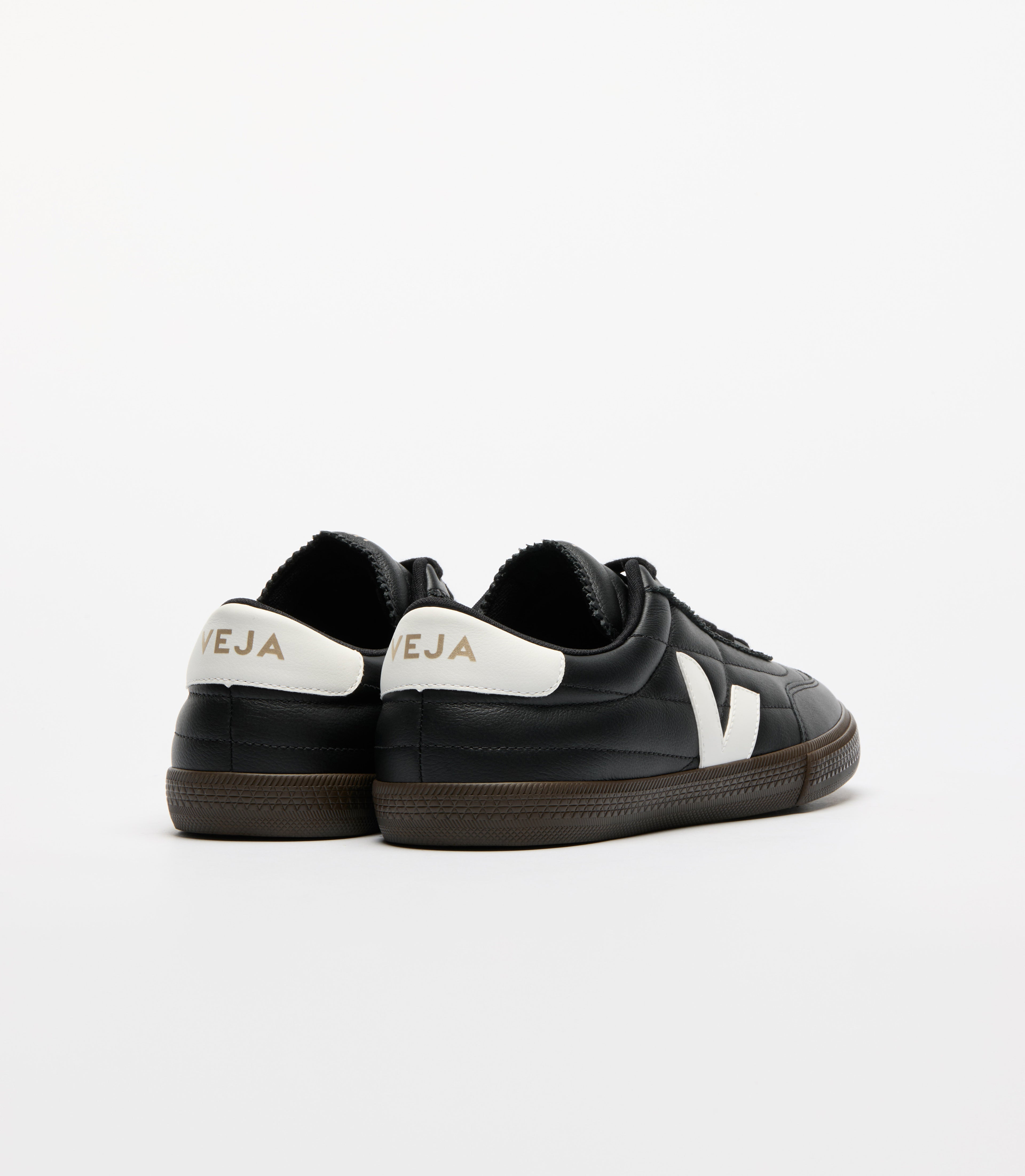 VEJA Panenka Leather in Black White