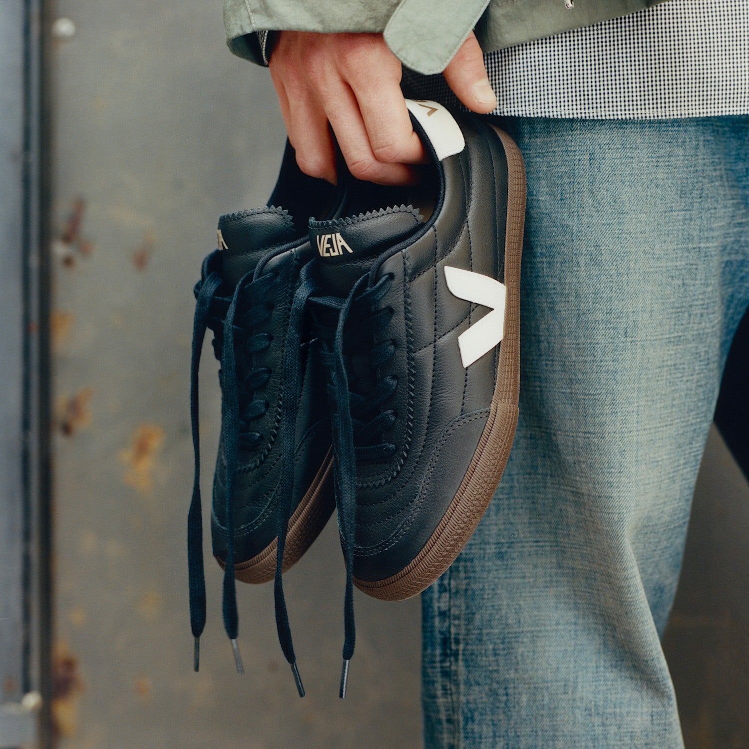 VEJA Panenka Leather in Black White