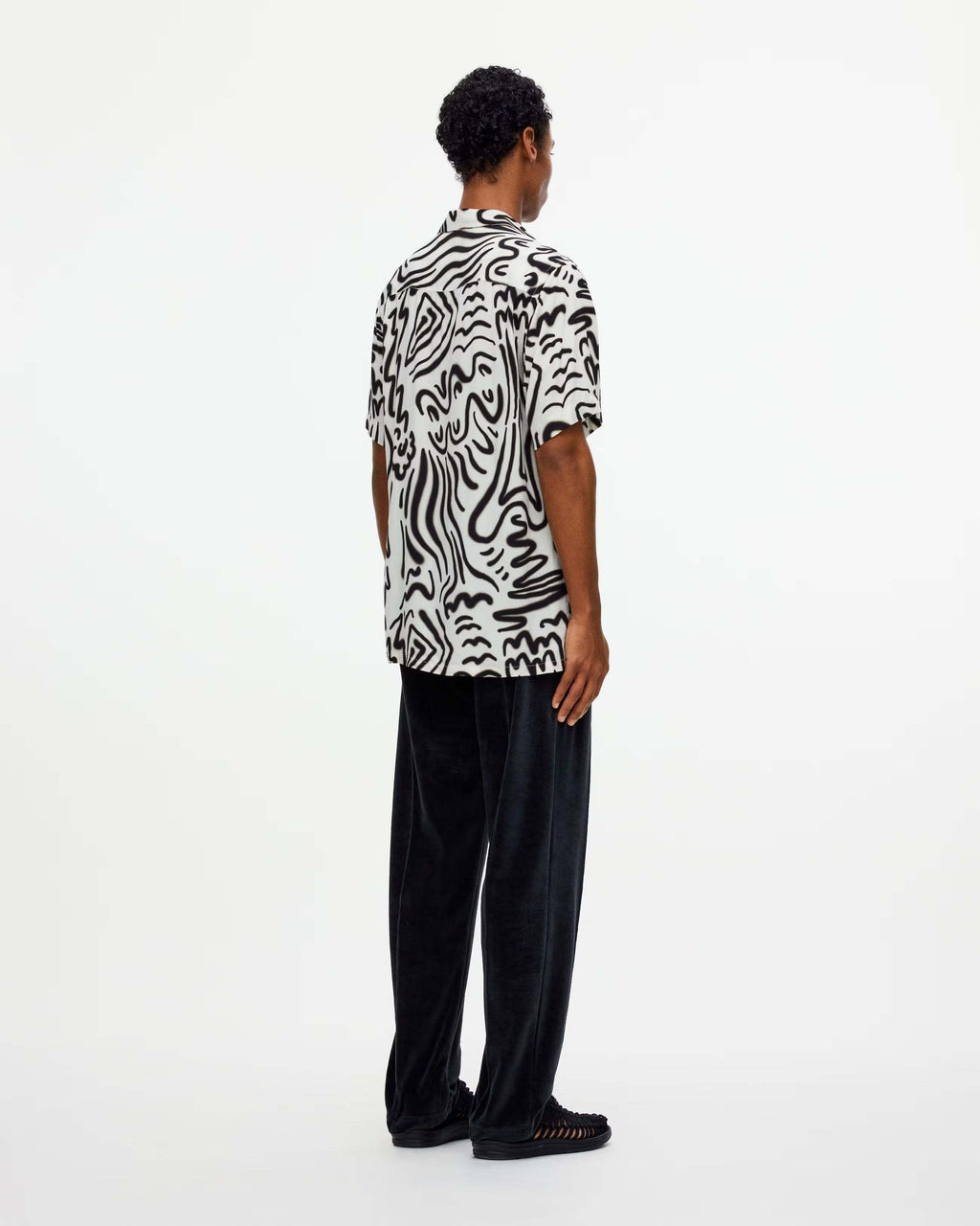 Black and white OAS Aerosol viscose shirt with resort collar and relaxed fit