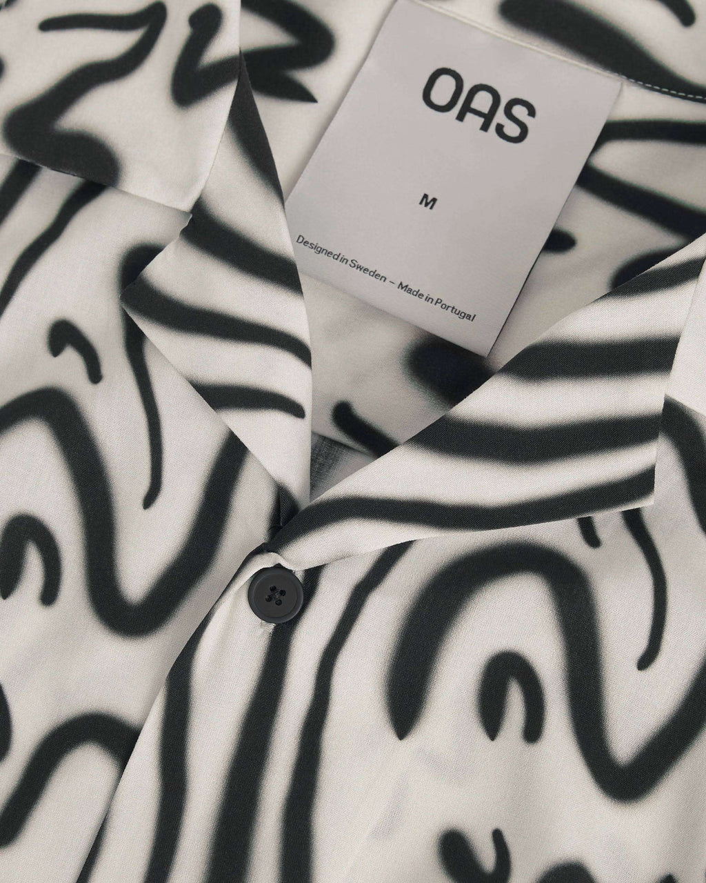OAS Aerosol black and white short-sleeve viscose shirt with resort collar and relaxed fit
